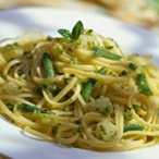 Spaghetti s bazalkovým pestem