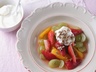 Ovocný salát s řeckým jogurtem a semínky