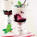 Jogurtový pohár s horkými borůvkami