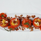 Rajčata plněná kukuřičným restovaným salátem