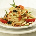 Špagety s rajčaty a olivami