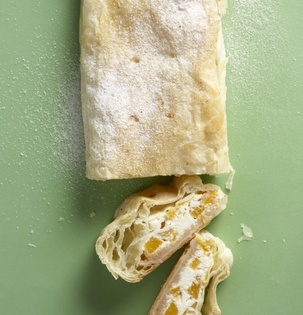 Listový závin s ricottou a broskvemi