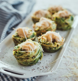 Špagetové muffiny se špenátem a kuřecím masem