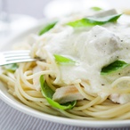 Špagety se smetanovo-bylinkovou omáčkou 