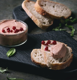 Krůtí  paštika s mandlemi a brusinkami 