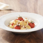 Bramborové noky s čerstvými rajčaty, Jihotyrolským špekem a sýrem Stelvio 
